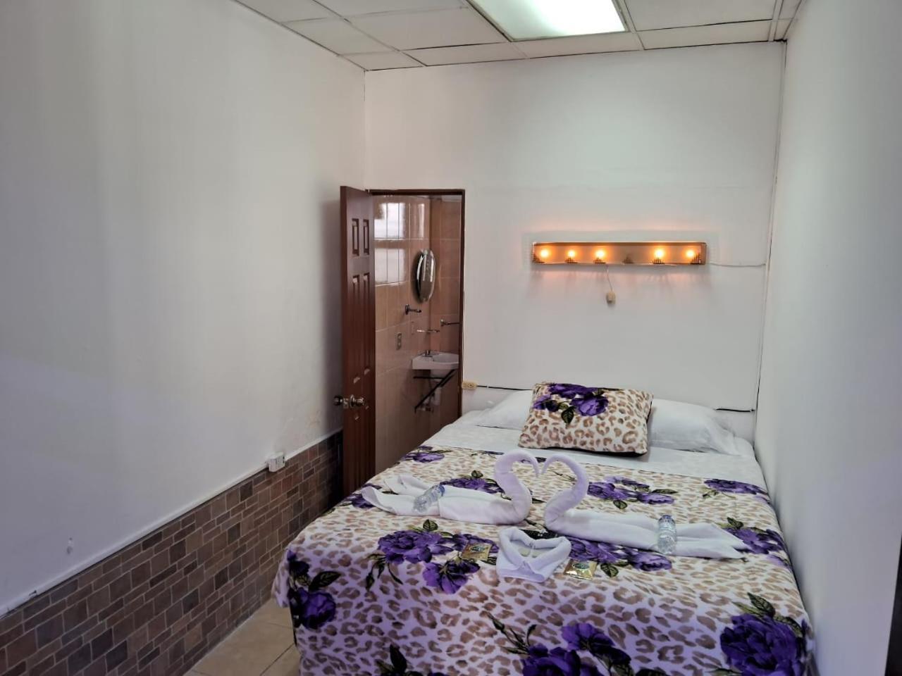 Hotel Kamelot Parque Central Quetzaltenango Eksteriør billede
