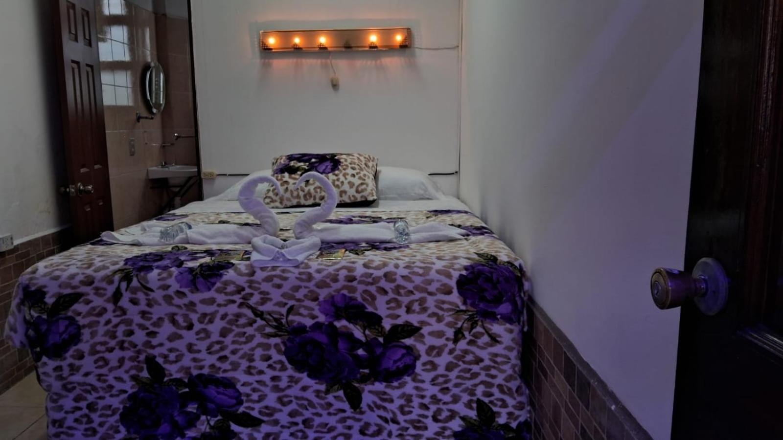 Hotel Kamelot Parque Central Quetzaltenango Eksteriør billede