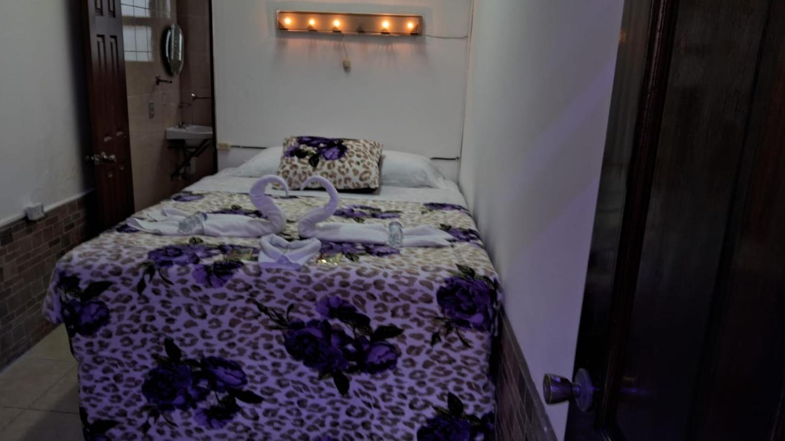 Hotel Kamelot Parque Central Quetzaltenango Eksteriør billede